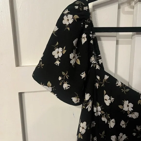 Old Navy Flutter Sleeve Maxi Dress. - Picture 2 of 4